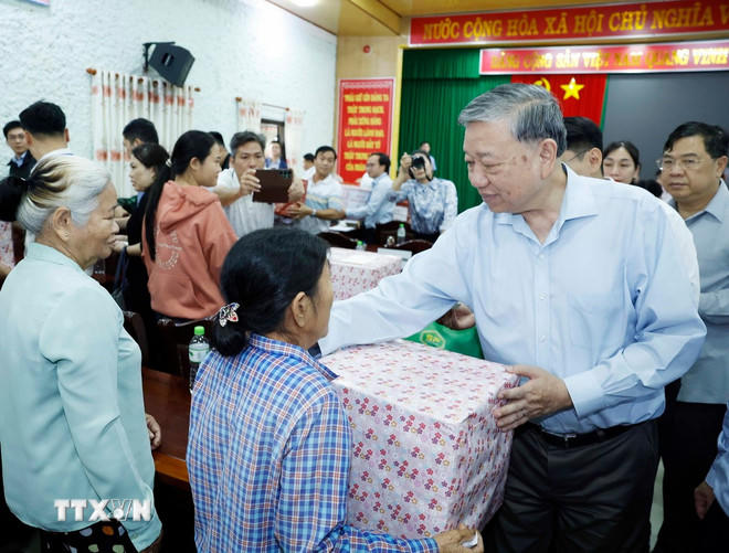 Tổng Bí thư Tô Lâm thăm hỏi và tặng quà cho nhân dân xã Quảng Điền, thành phố Huế. (Ảnh: Thống Nhất/TTXVN)