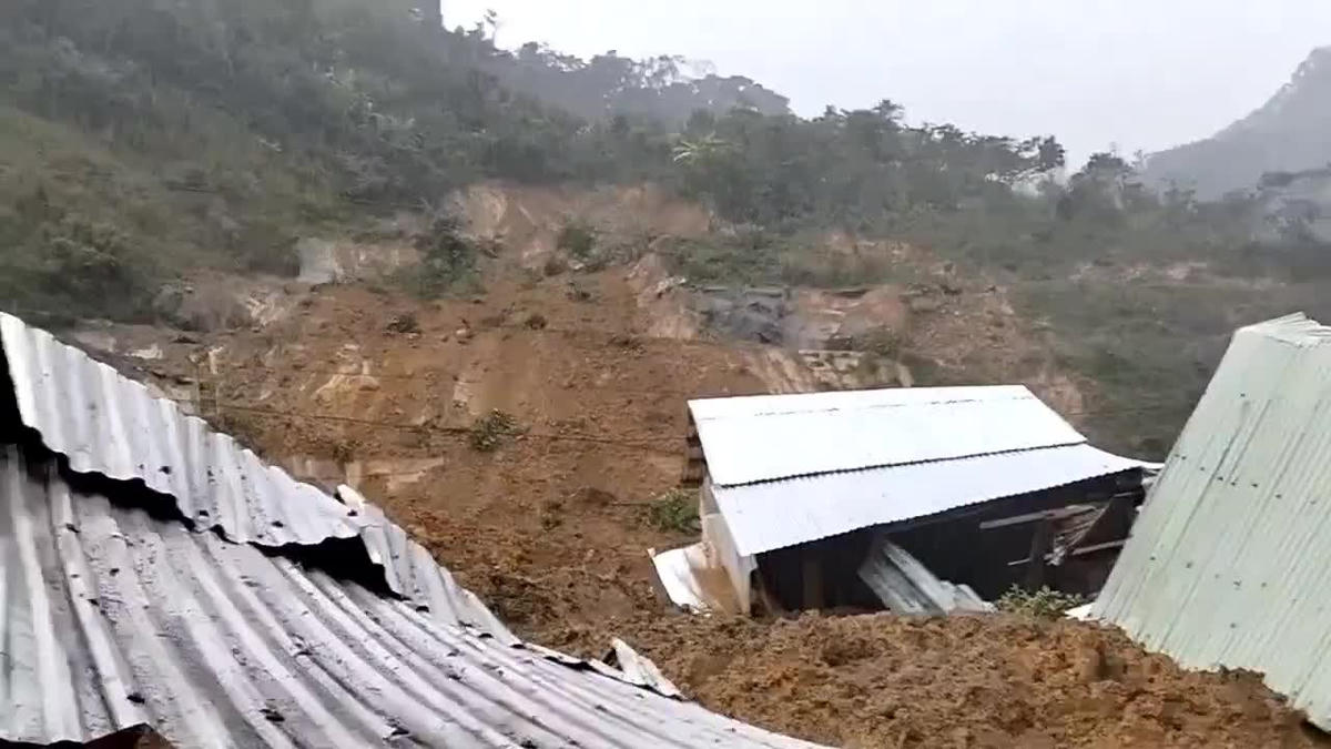 Nhiều khu vực miền núi TP Đà Nẵng sạt lở hư hỏng tài sản, nhà cửa. Ảnh: CV.