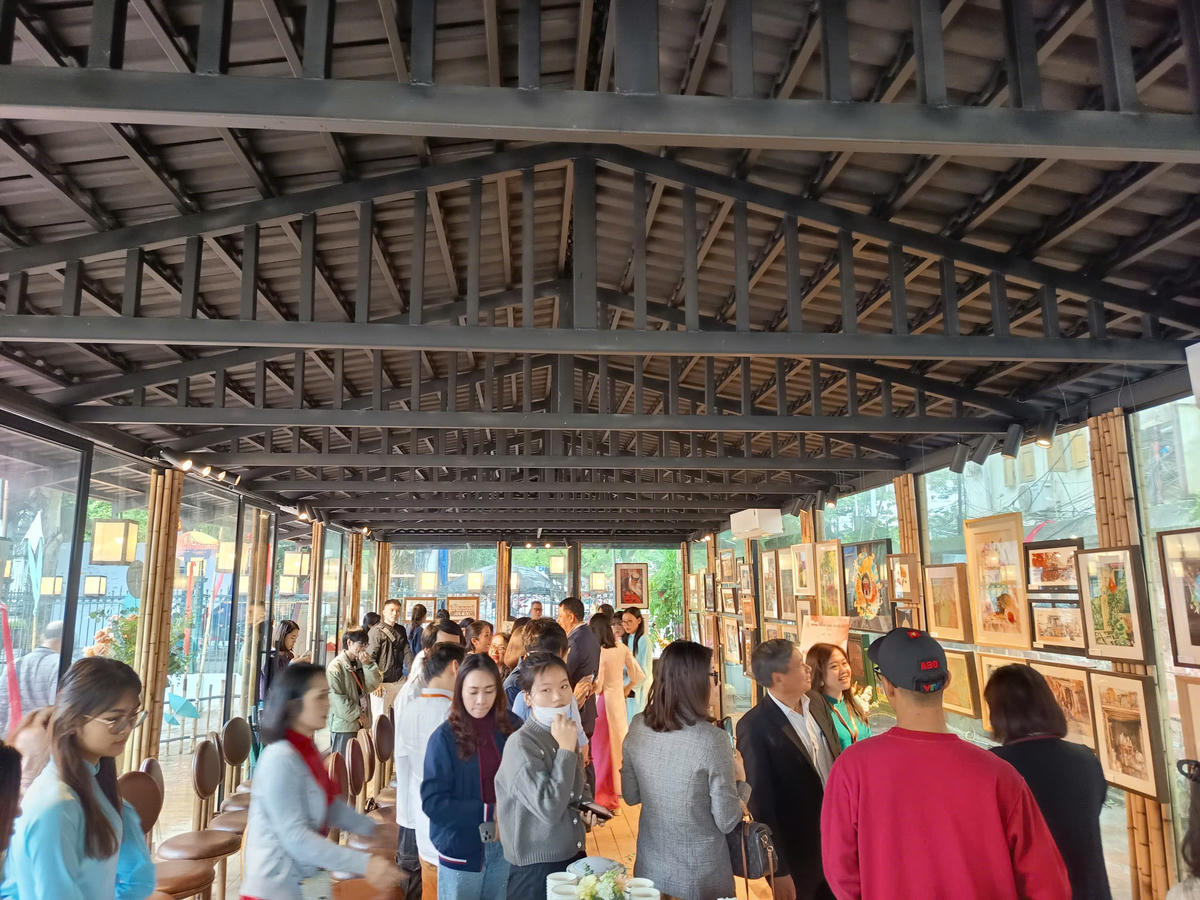 Triển lãm thu hút đông đảo công chúng&nbsp;công chúng yêu nghệ thuật, đặc biệt các bạn trẻ. Ảnh: Phạm Sỹ.