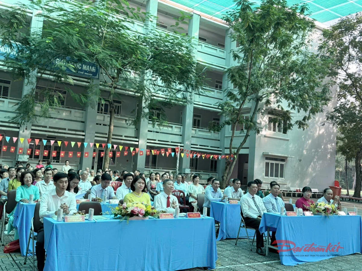 Quang cảnh ngày hội đại đoàn kết toàn dân tộc ở phường Phú Định sáng 2/11. Ảnh: Hồng Phúc.