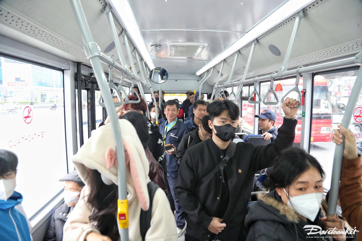 Hành khách sử dụng xe buýt điện tại Hà Nội. Ảnh: Lê Khánh.