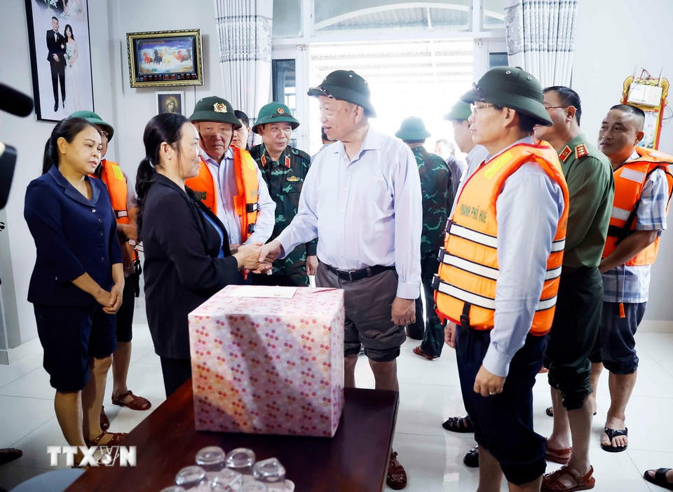 Tổng Bí thư Tô Lâm thăm hỏi và tặng quà người dân vùng bị chia cắt do mưa lũ tại thôn Khuông Phò Đông, xã Quảng Điền, Thành phố Huế ( Ảnh: Thống Nhất/TTXVN)