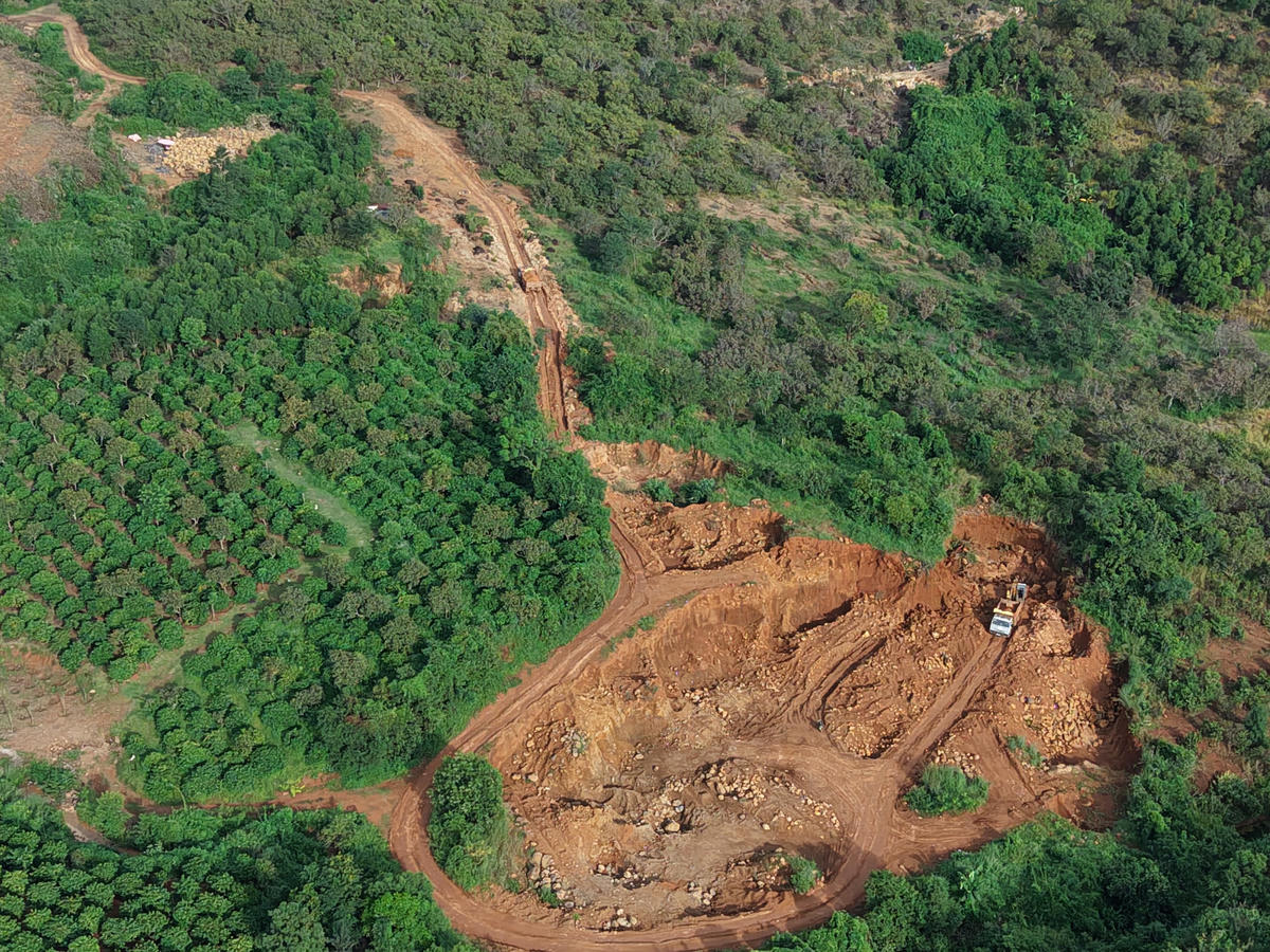 Khu đất rộng gần 2,5ha bị đào bới nham nhở, hàng loạt xe thay phiên nhau ra vào lấy đất.