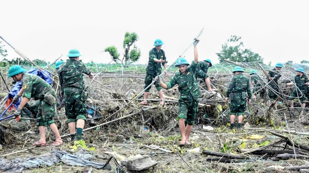 Lực lượng vũ trang dọn dẹp vệ sinh vùng rau La Hường. Ảnh: Lê Đô.