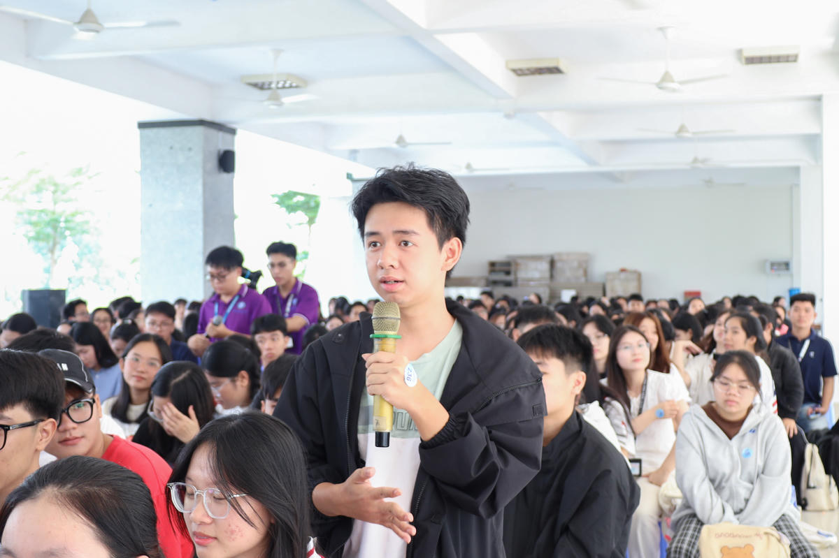 Sinh viên Trường Đại học Luật TP Hồ Chí Minh tham gia phần hỏi-đáp tại chương trình. Ảnh: H.Phúc.