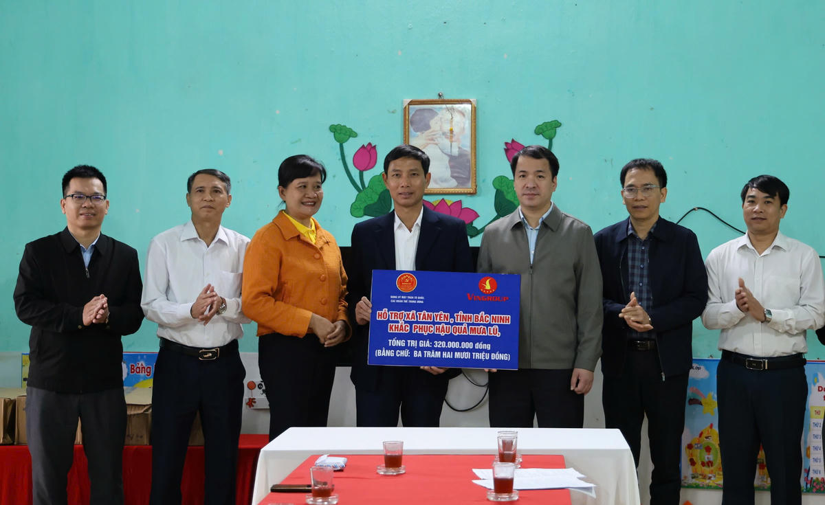 Ông Ngô Văn Cương, Phó Bí thư Đảng ủy MTTQ, các đoàn thể Trung ương trao hỗ trợ cho xã Tân Yên, tỉnh Bắc Ninh.