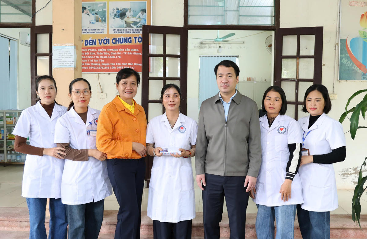 Phó Bí thư Đảng ủy MTTQ, các đoàn thể Trung ương Ngô Văn Cương trao hỗ trợ cho Trạm Y tế Việt Lập,&nbsp;xã Tân Yên, tỉnh Bắc Ninh.