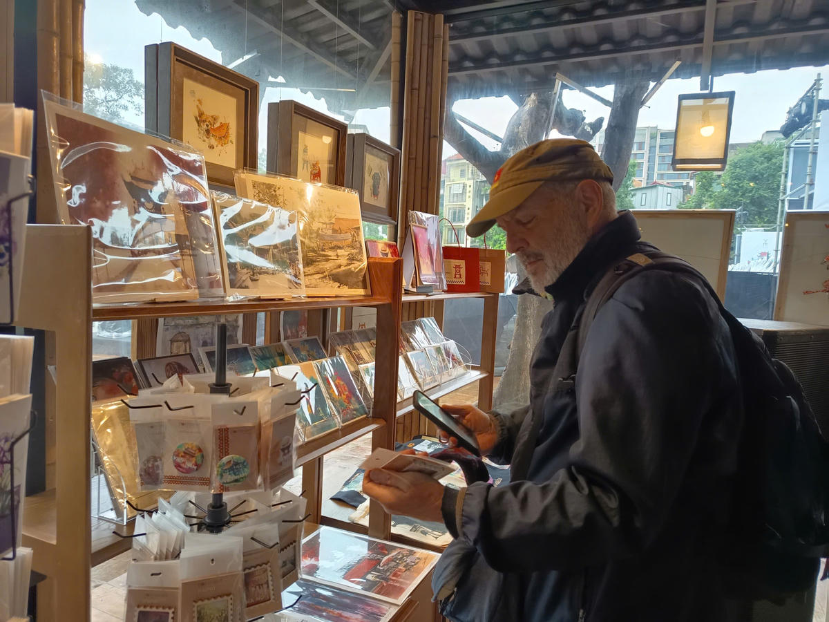 Khách quốc tế tham quan triển lãm. Ảnh: phạm Sỹ.