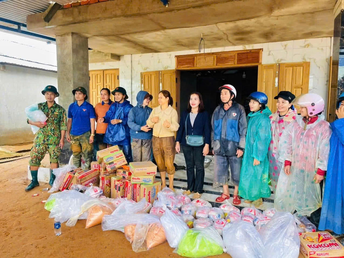 Lực lượng chức năng xã A Vương tặng quà cho bà con thôn&nbsp;&nbsp;Đang và Atêếp. Ảnh: CV.