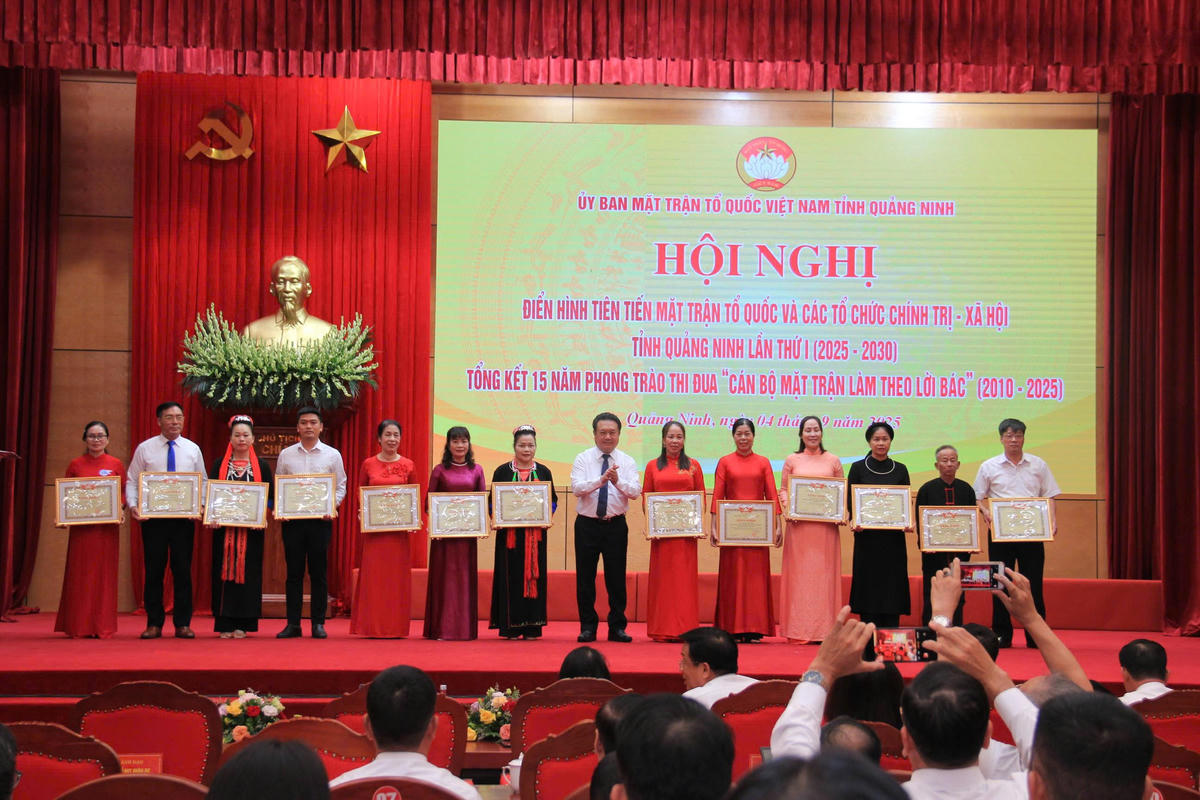 Bà Nguyễn Thị Huế (đứng thứ 6 từ trái sang) nhận bằng khen của Ủy ban MTTQ Việt Nam tỉnh Quảng Ninh vì đã có thành tích xuất sắc trong các phong trào thi đua yêu nước, cuộc vận động do MTTQ Việt Nam phát động giai đoạn 2020-2025.