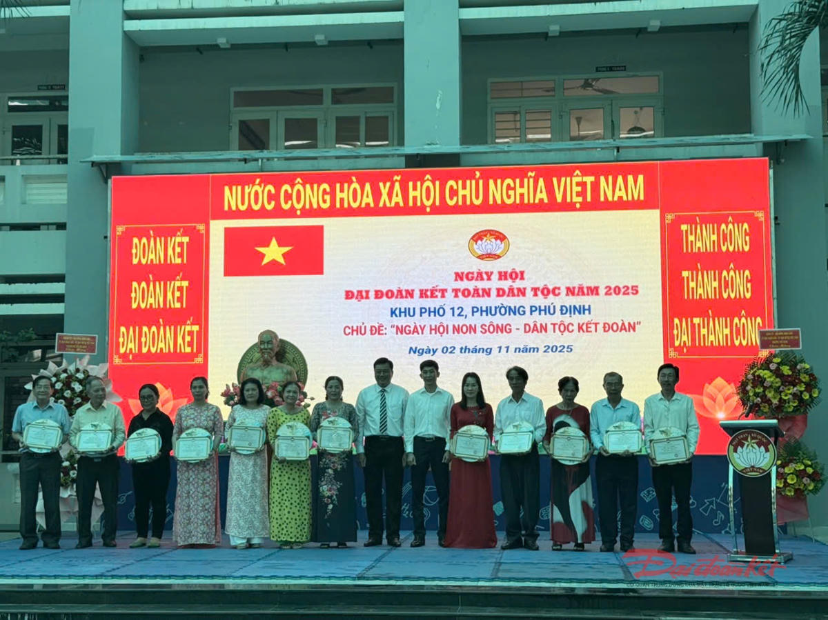 Khen thưởng, biểu dương các tập thể và cá nhân tiêu biểu có thành tích xuất sắc trong xây dựng cộng đồng dân cư. Ảnh: Hồng Phúc.