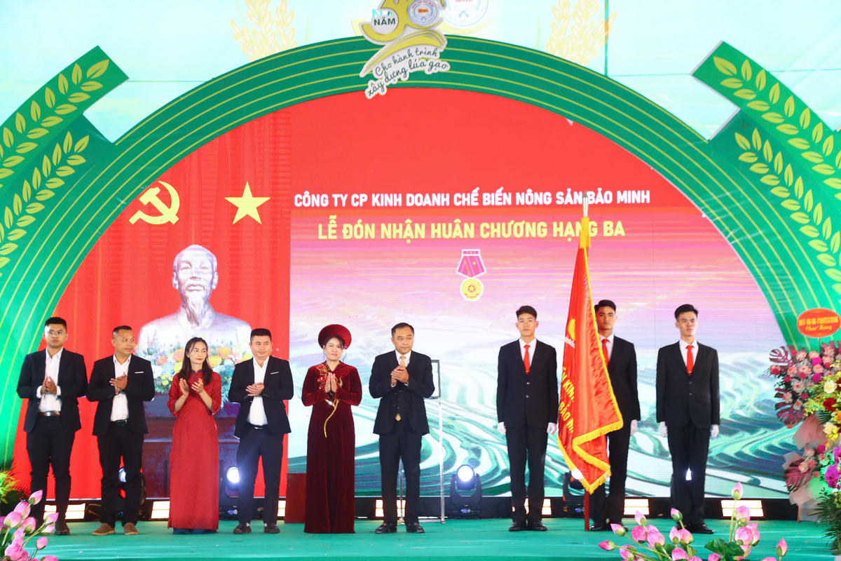 Thừa ủy quyền Chủ tịch nước, Thứ trưởng Bộ Nông nghiệp và Môi trường Phùng Đức Tiến đã trao Huân chương Lao động hạng Ba cho Công ty Cổ phần Kinh doanh Chế biến Nông sản Bảo Minh.