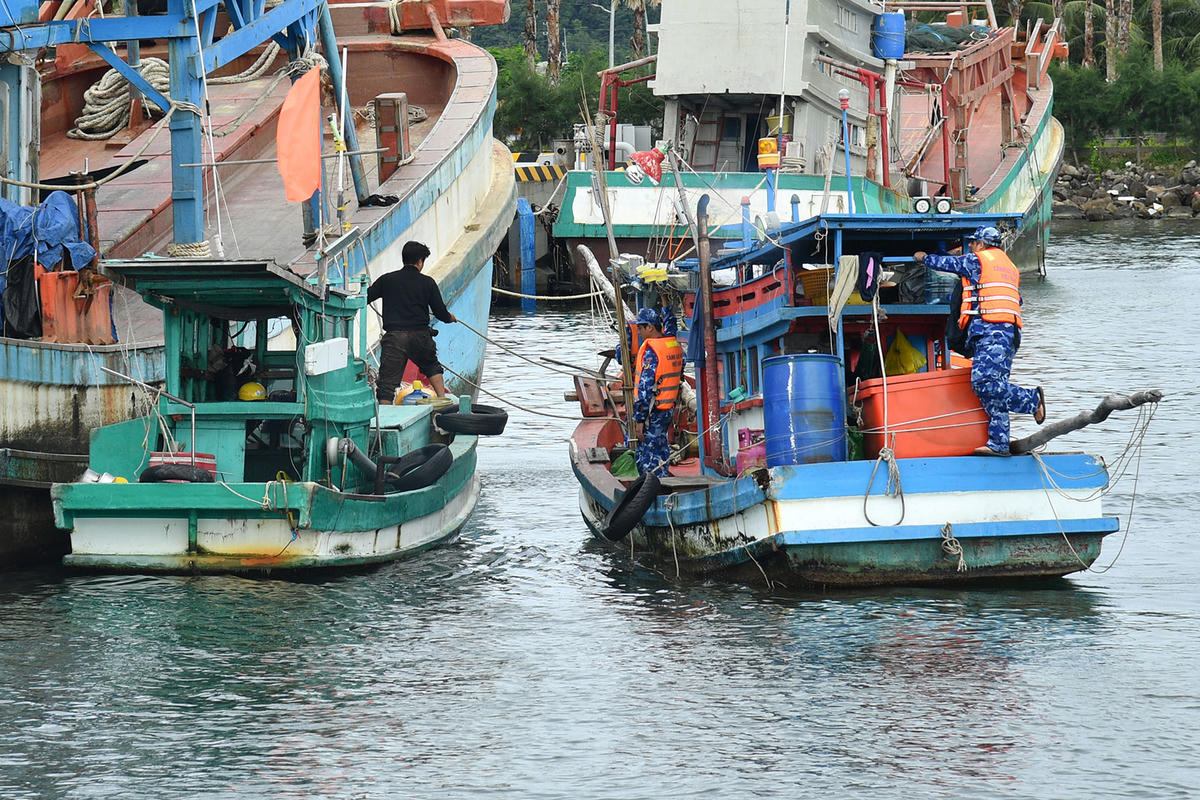 Hai tàu vi phạm đang bị tạm giữ tại cảng Hải đội 401 để tiến hành điều tra, xử lý.&nbsp;Ảnh: Bộ Tư lệnh Vùng Cảnh sát biển 4.