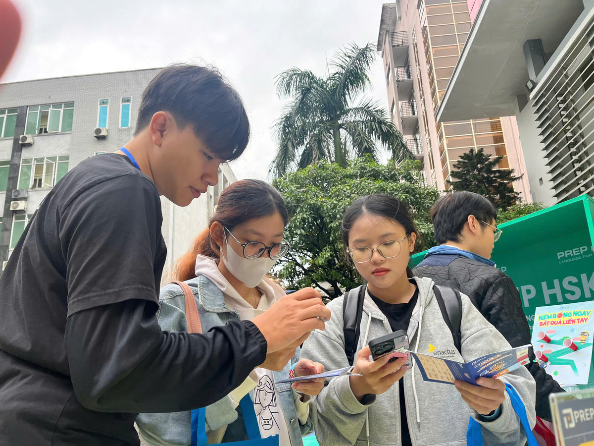 Khách tham dự tìm hiểu các thông tin tại sự kiện.