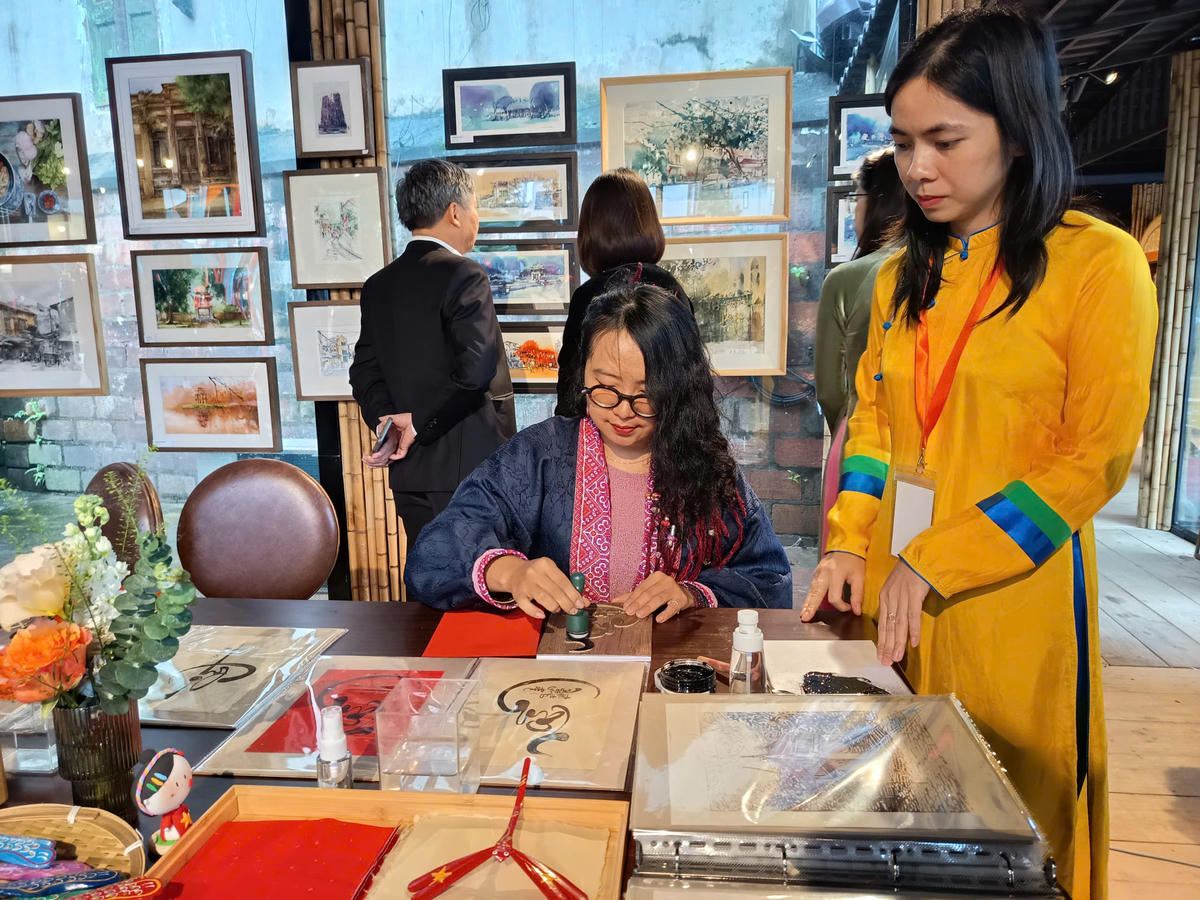 Trong không gian triển lãm còn diễn ra nhiều hoạt động trải nghiệm như in chữ trên giấy gió... Ảnh: Phạm Sỹ.