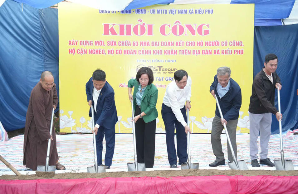 Phó Chủ tịch Thường trực Ủy ban MTTQ Việt Nam TP Hà Nội Bùi Huyền Mai, lãnh đạo xã Kiều Phú và đại diện nhà tài trợ thực hiện lễ khởi công căn nhà cho gia đình bà Nguyễn Thị Dương.