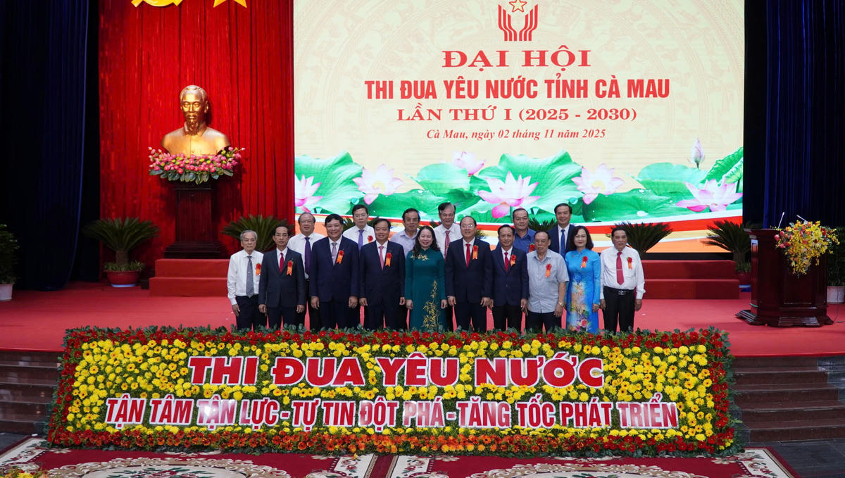 &nbsp;Phó Chủ tịch nước Võ Thị Ánh Xuân chụp ảnh lưu niệm cùng lãnh đạo, nguyên lãnh đạo tỉnh Cà Mau. Ảnh: Nguyên Du