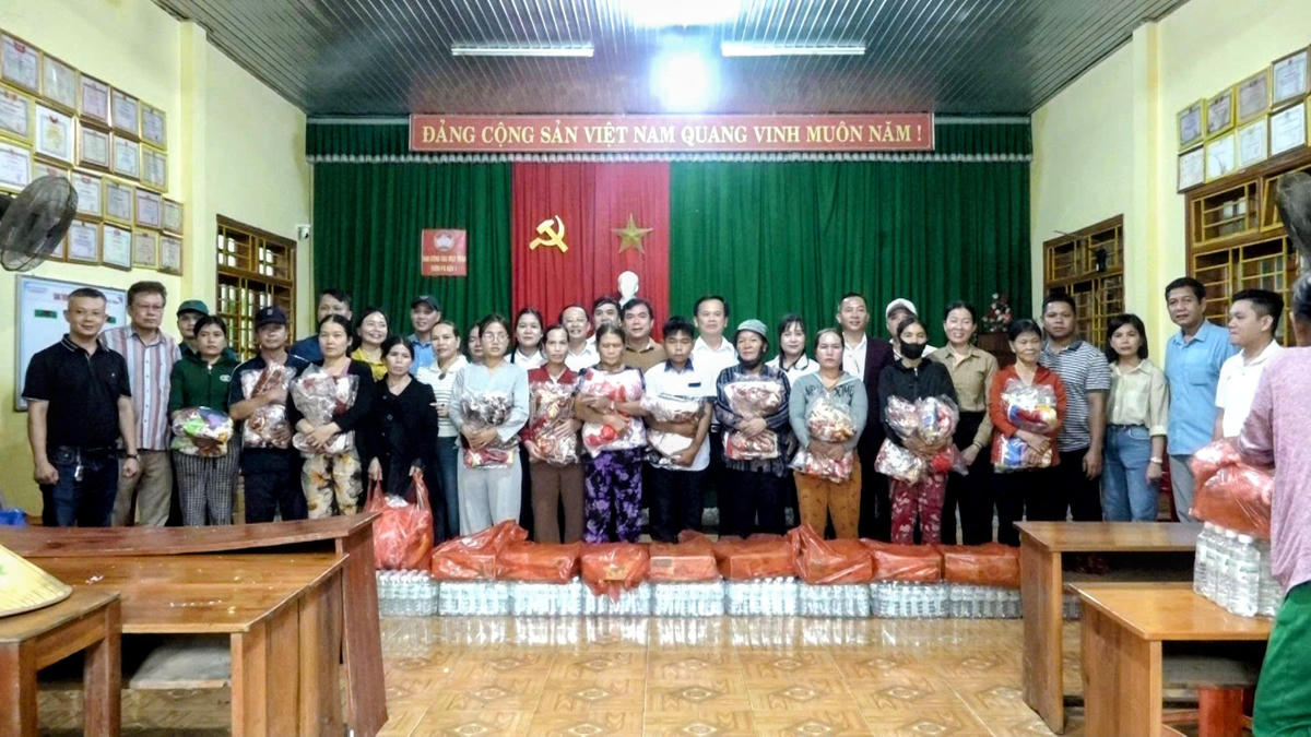 Phường Cẩm Lệ trao quà cho người dân xã Thạnh Mỹ. Ảnh: Lê Đô.