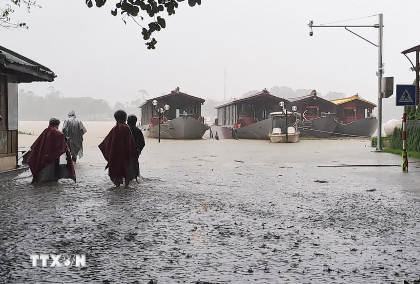 Lũ lên trên báo động 2 gây ngập ven bờ Nam sông Hương, thành phố Huế. (Ảnh: Nguyên Lý/TTXVN).