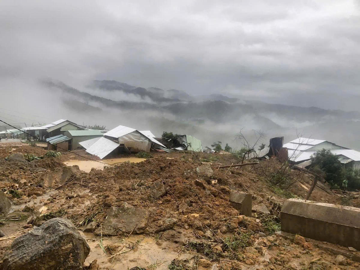 Hiện trường vụ sạt lở đất đá vùi lấp 6 căn nhà dân. Ảnh: CV.