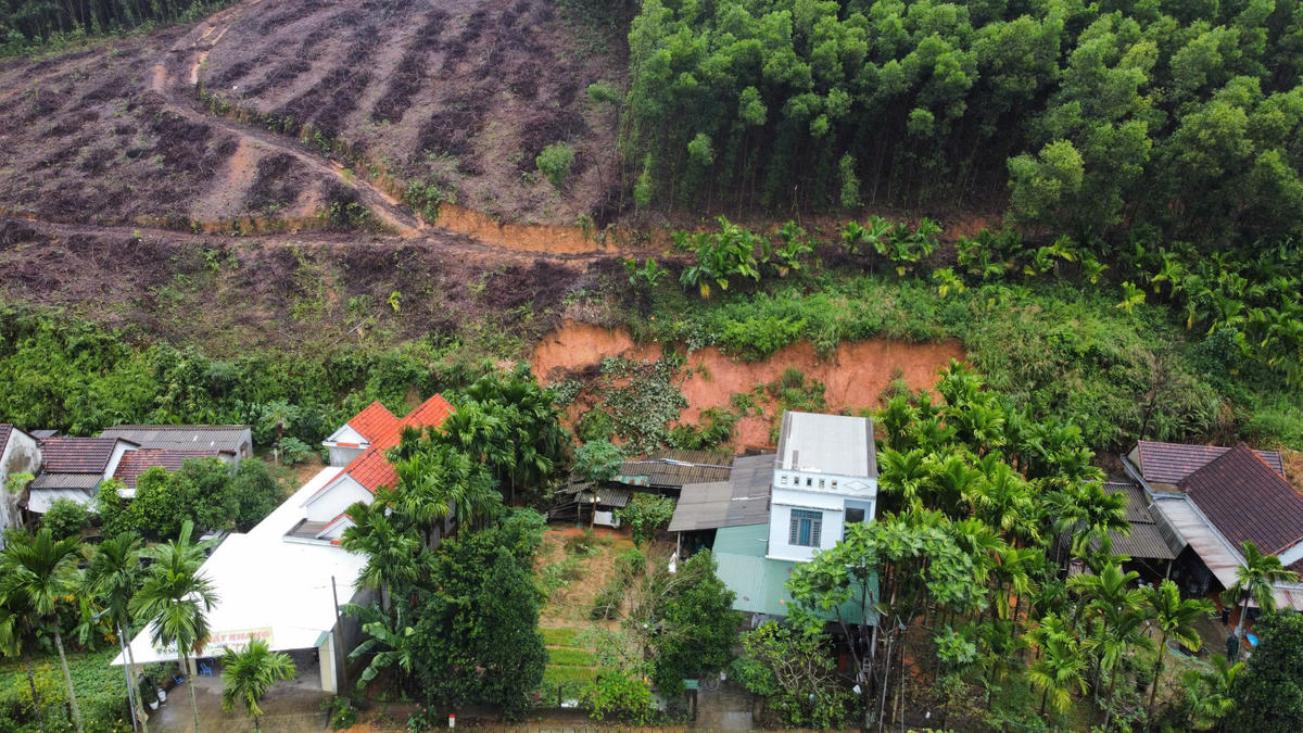 Từ trên cao nhìn thấy khu vực&nbsp;núi Hòn Dồ sạt lở đất đá tràn vào nhà dân. Ảnh: CV.