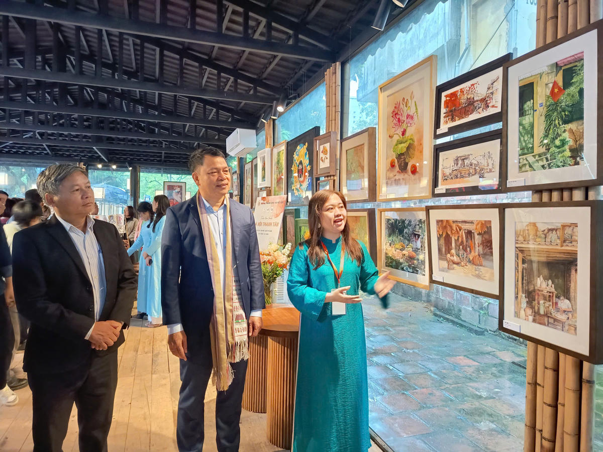 Đại biểu tham quan triển lãm. Ảnh: Phạm Sỹ.