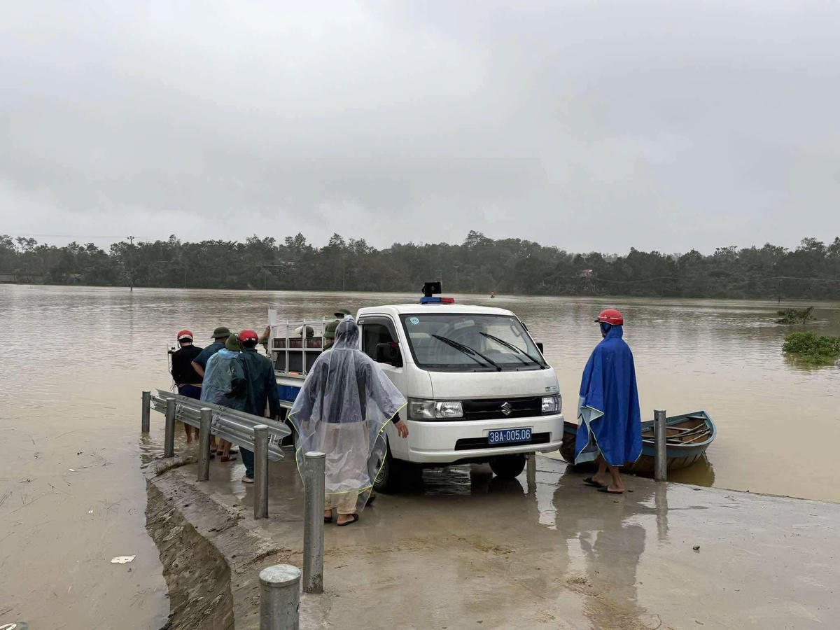 Thi thể ông N.V.T tìm thấy lúc 8h sáng 2/11. Ảnh: HK.