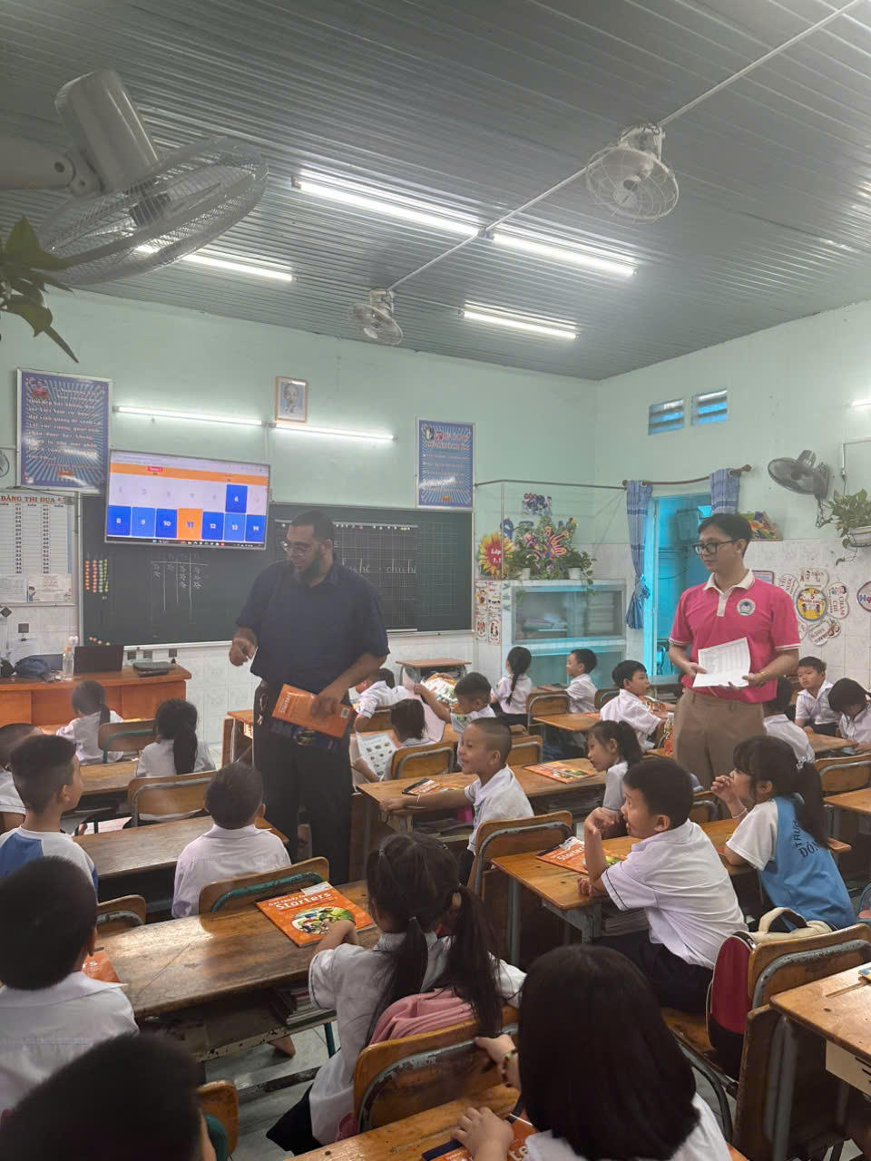  Một tiết học tiếng Anh tại Trường Tiểu học Đông Hòa B (TPHCM). 	Ảnh: NTCC