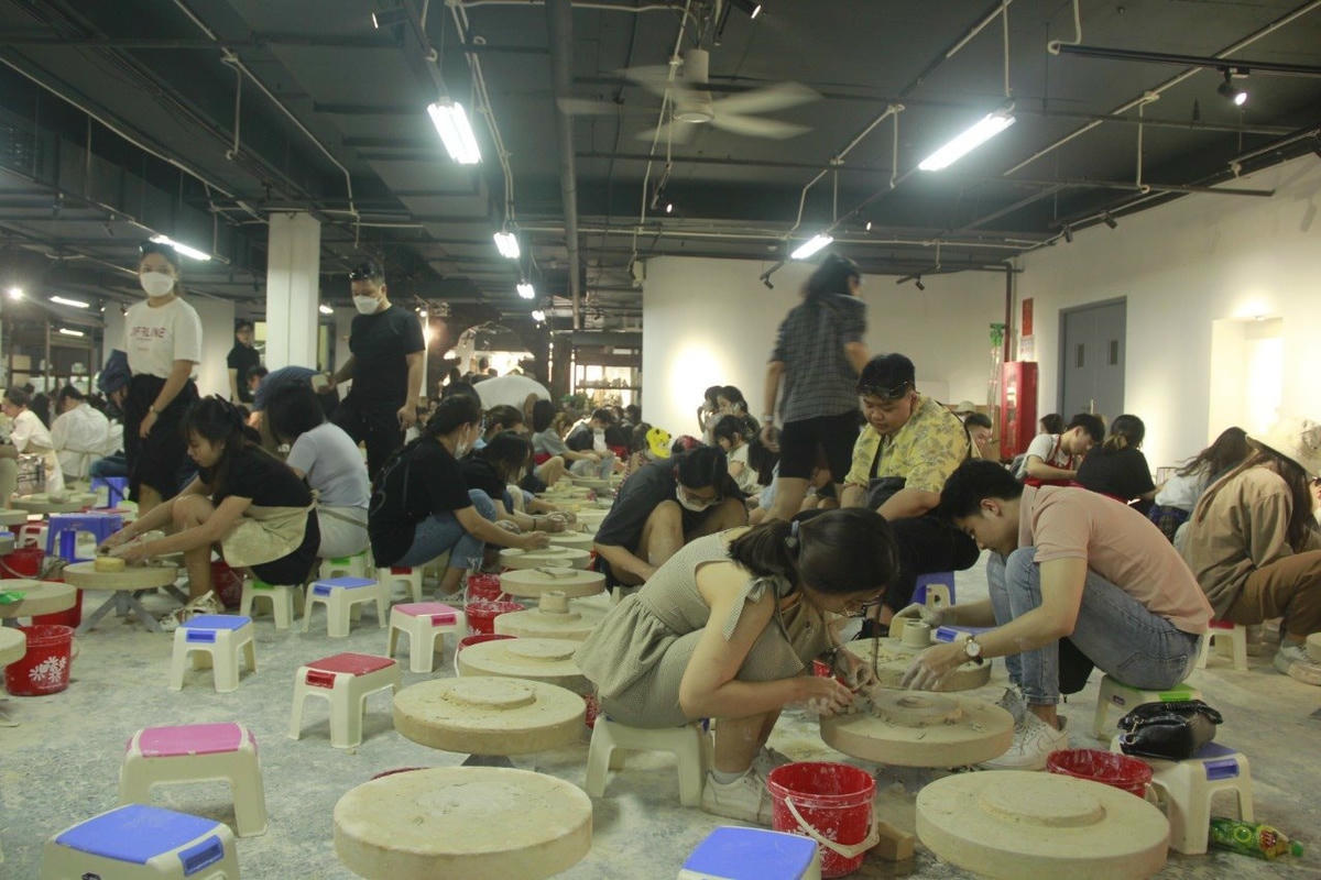 Khách du lịch trải nghiệm tại làng gốm Bát Tràng (Hà Nội). 	Ảnh: P. Sỹ