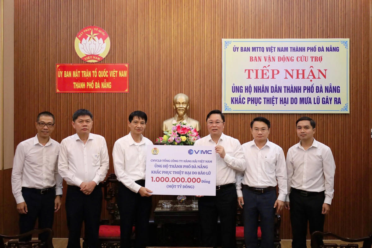 Tổng Công ty Hàng hải Việt Nam ủng hộ 1 tỷ đồng cứu trọ. Ảnh: Nguyễn Tú.