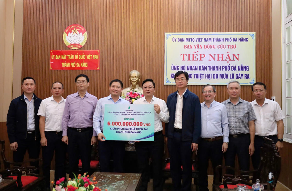 Công ty CP Lọc hóa dầu Bình Sơn ủng hộ 5 tỷ đồng. Ảnh: Nguyễn Tú.