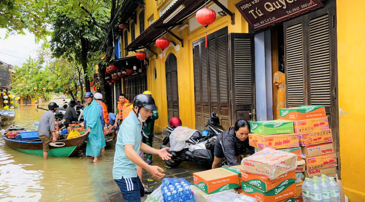 Người dân tập kết lương thực tiếp tế cho bà con ngập lụt ở phường Cẩm Kim. Ảnh: CV.