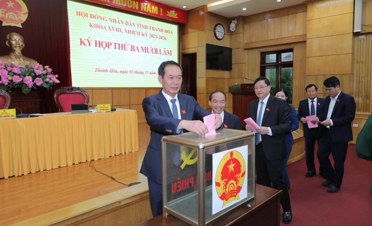 Các đại biểu HĐND tỉnh Thanh Hóa bỏ phiếu bầu chức danh Phó Chủ tịch UBND tỉnh Thanh Hóa nhiệm kỳ 2021-2026. Ảnh: Nguyễn Chung.