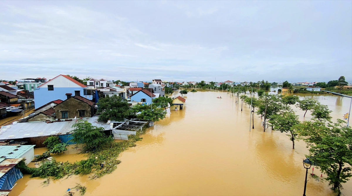 Một góc đoạn nước sông Thu Bồn,chảy qua phường Hội An dâng cao tràn ngập khu dân cư. Ảnh: CV.