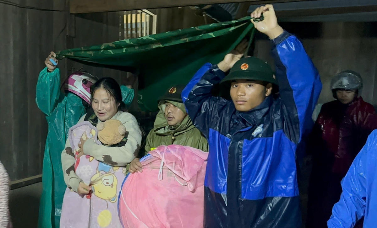 Cán bộ, chiến sĩ Đồn Biên phòng Tr’hy di dời các hộ dân thôn Voong, xã Hùng Sơn. Ảnh: CV.