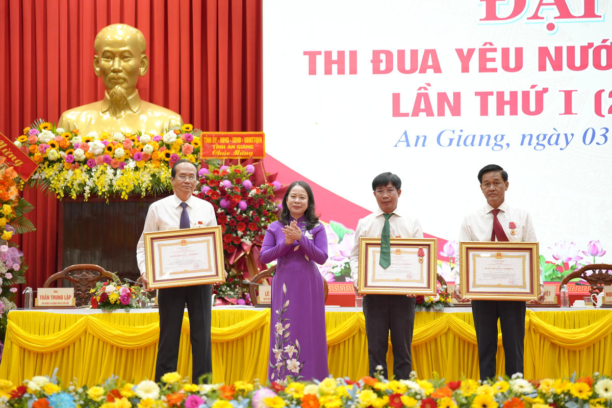 Phó Chủ tịch nước Võ Thị Ánh Xuân trao tặng Huân chương Lao động hạng Nhất; Huân chương Lao động hạng Nhì cho các tập thể, cá nhân. (Ảnh: Phương Vũ)