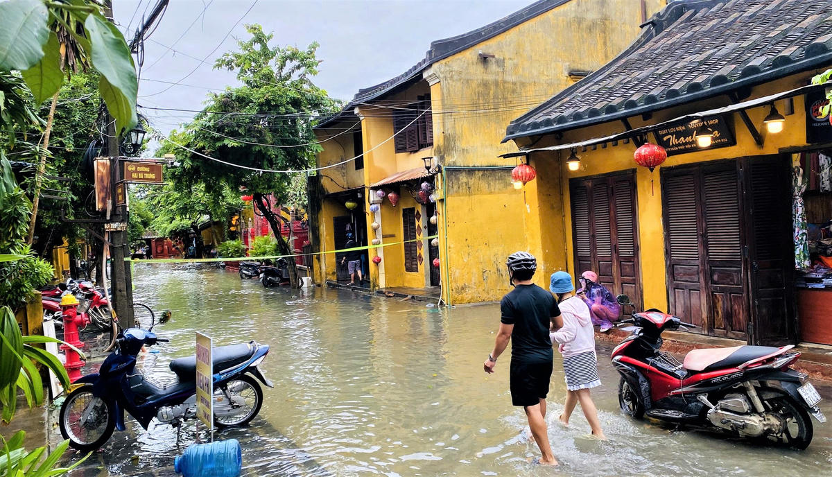 Đường Hai Bà Trưng, phường Hội An lại ngập nước. Ảnh: CV