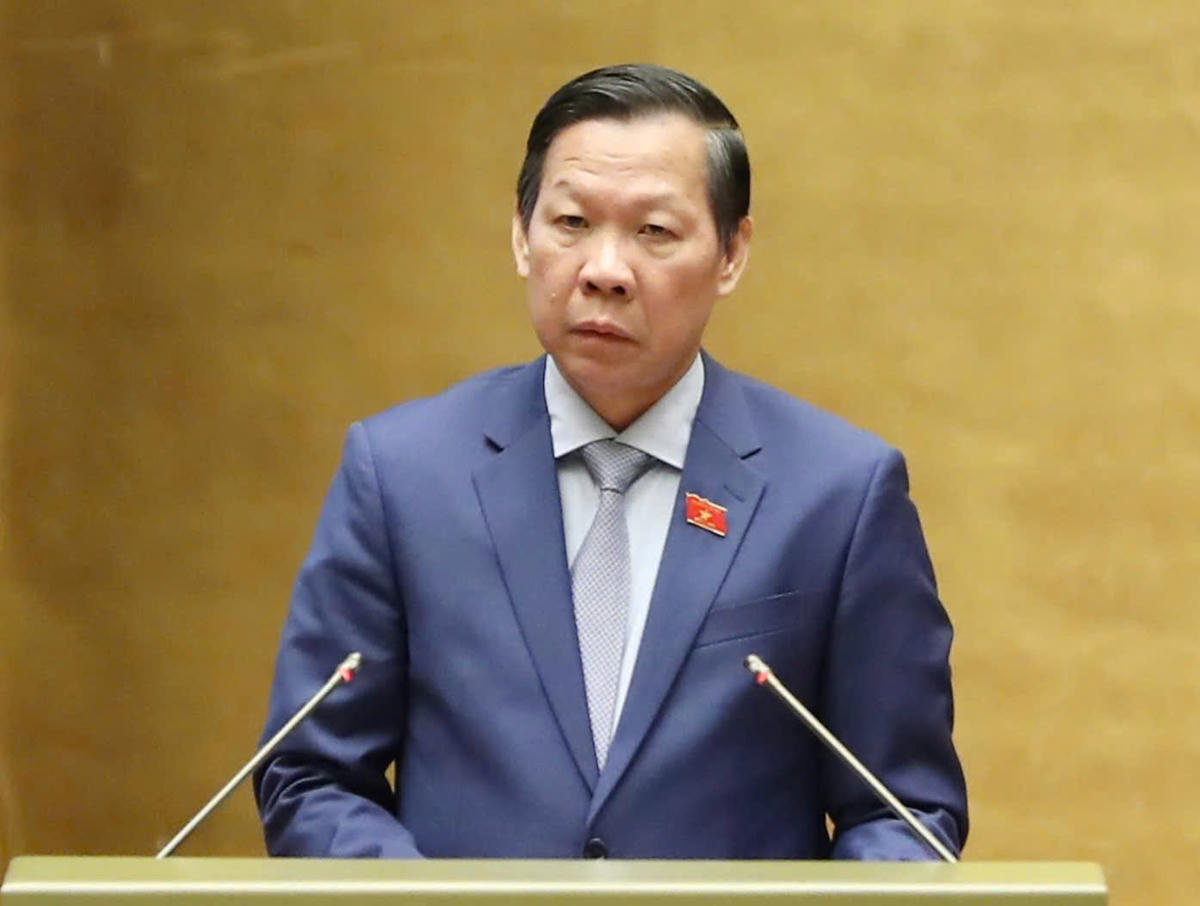 Chủ nhiệm Ủy ban Kinh tế và Tài chính của Quốc hội Phan Văn Mãi trình bày báo cáo thẩm tra. Ảnh: Quang Vinh.