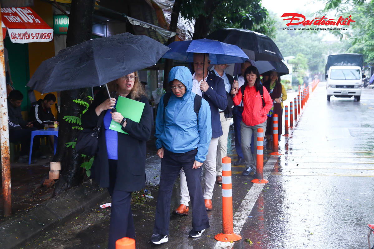 Một số vị trí không có hè cho người đi bộ, đã được điều chỉnh mở rộng, bổ sung lối đi bộ bằng hàng cọc tiêu trụ dẻo có phản quang gắn dưới lòng đường. Ảnh: Lê Khánh.