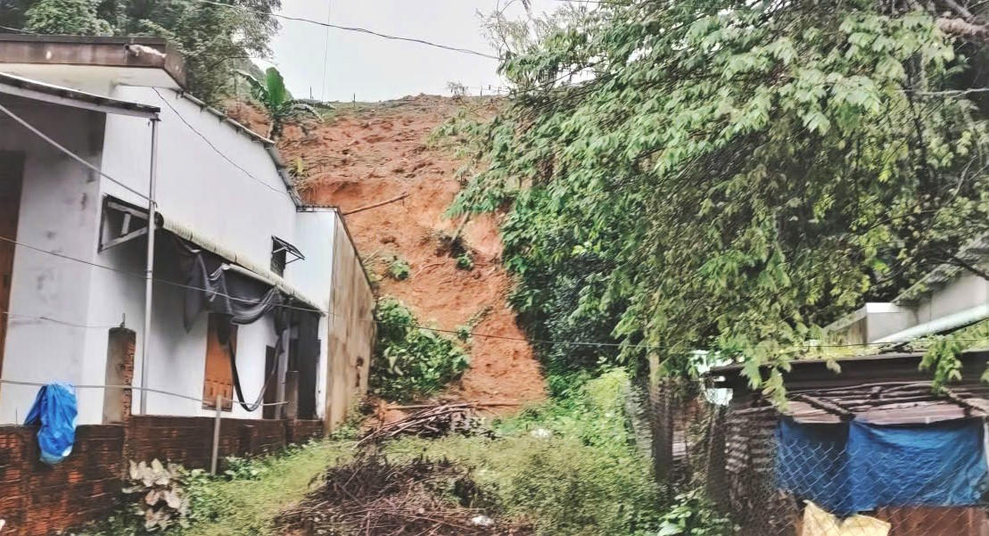 Sạt lở đất đá tràn vào nhà dân ở xã Thạnh Mỹ. Ảnh: CV.