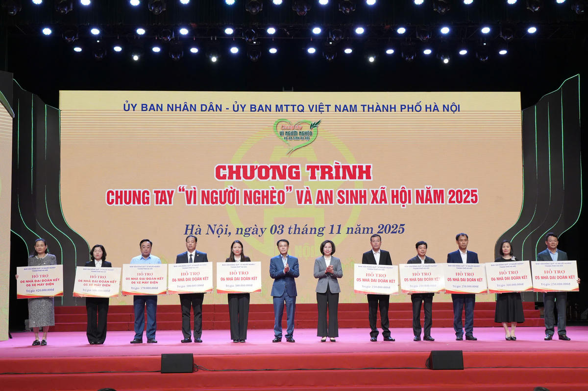 Phó Chủ tịch Thường trực Ủy ban MTTQ Việt Nam thành phố Hà Nội Bùi Huyền Mai và ông Nguyễn Trọng Đông - Phó Chủ tịch UBND TP. Hà Nội trao hỗ trợ xây dựng nhà Đại đoàn kết cho các địa phương tại chương trình