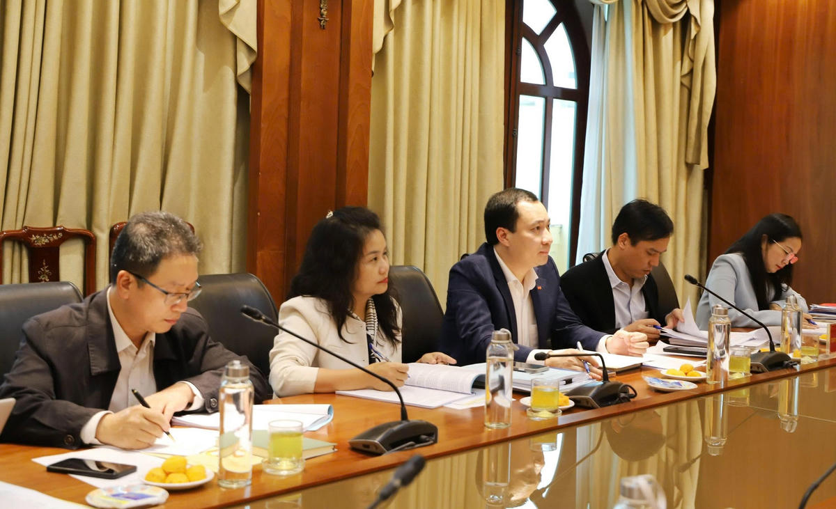 Các đại biểu tham dự cuộc làm việc.