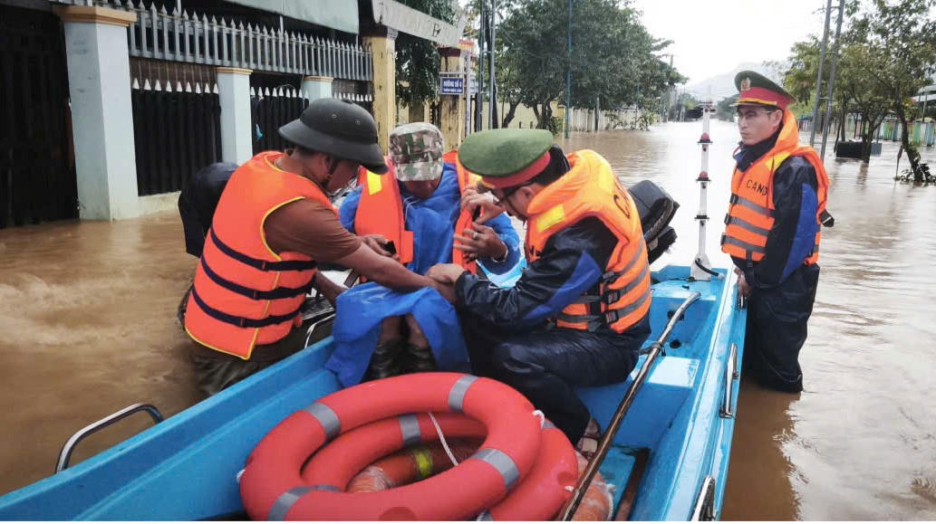 Lực lượng Công an xã Thượng Đức chèo ghe đưa ông Nguyễn Thành T. cấp cứu. Ảnh: CV.