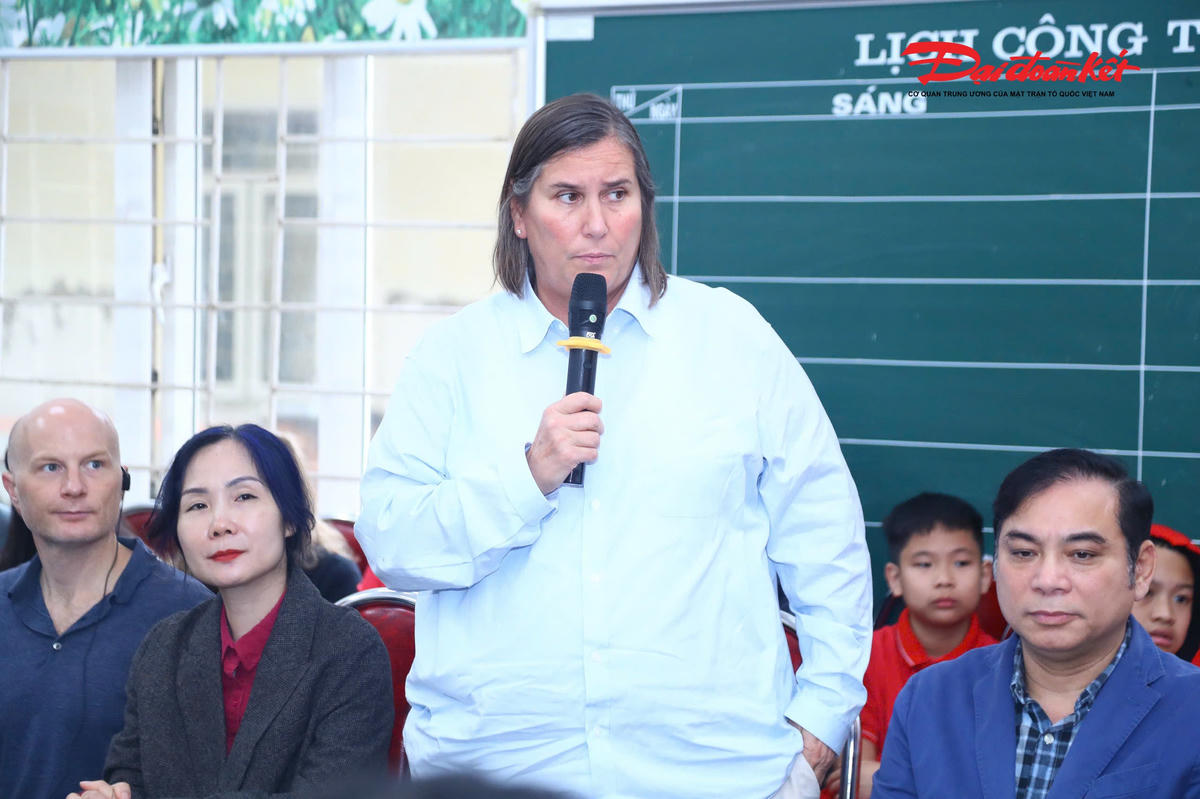 Bà Kelly Larson, Giám đốc chương trình an toàn giao thông Quỹ Bloomberg Philanthropies phát biểu.