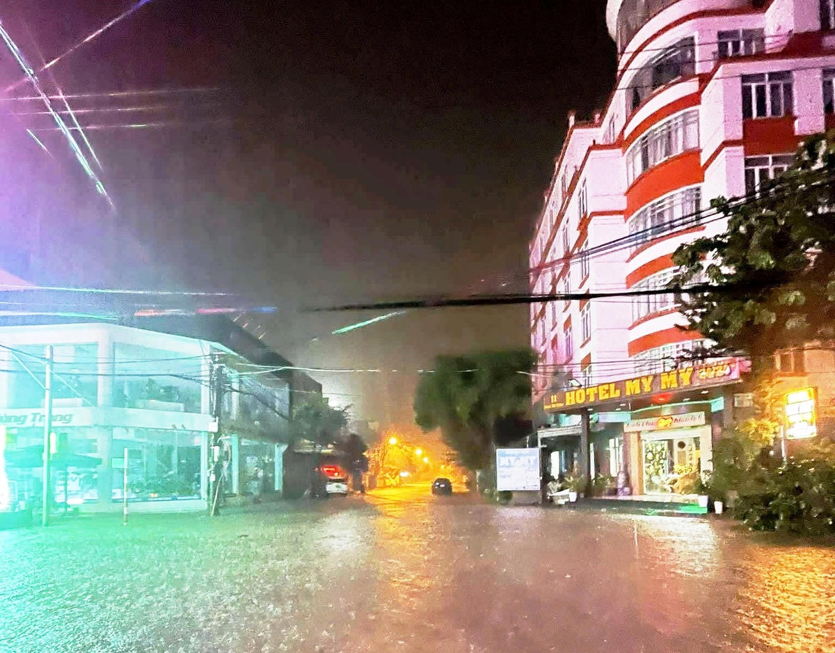 Phường Bàn Thạch lại bị ngập cục bộ do mưa lớn. Ảnh Tấn Thành.