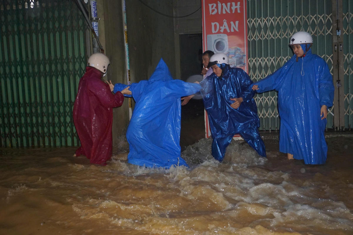 Một số tuyến đường trung tâm Đà Nẵng lại ngập do mưa lớn