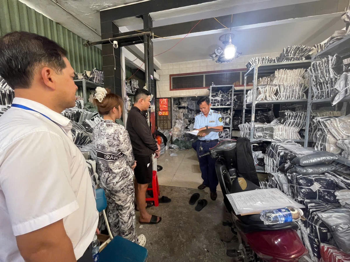 Hàng hóa được bày bán trên mạng xã hội nhưng không có nguồn gốc xuất xứ. Ảnh: QLTT