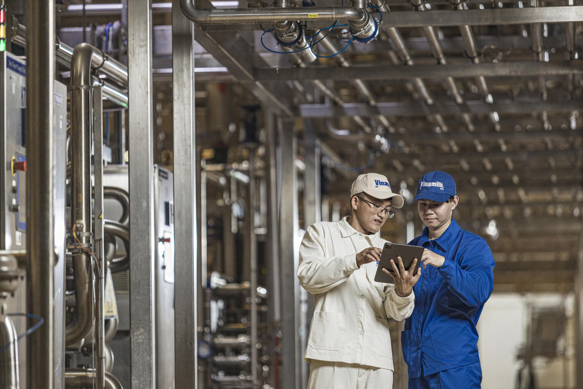 Hệ thống kiểm tra chất lượng sữa độ nhạy cao cho phép Vinamilk kiểm tra chất lượng sữa theo thời gian thực tại mọi điểm quan trọng. (Ảnh: Minh Anh).