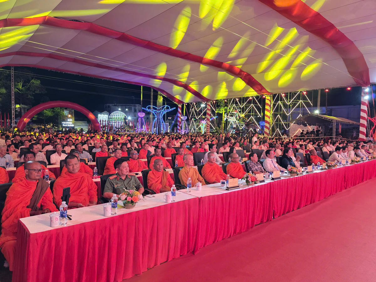 Các đại biểu dự lễ khai mạc. (ảnh: M.T)