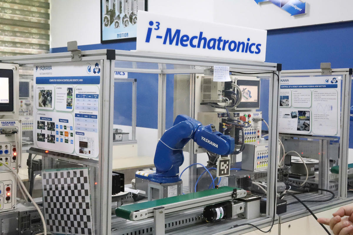 Các trường đại học đầu tư máy móc hiện đại giúp sinh viên ứng dụng công nghệ hiện đại. 	Ảnh: S.X